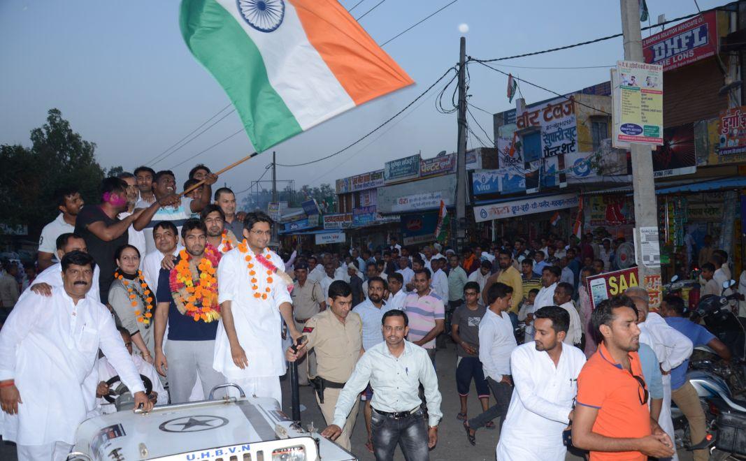 DeependerSHooda's tweet photo. कॉमनवेल्थ खेलों में सिल्वर विजेता और अर्जुन पुरस्कार सम्मानित ओजस्वी मुक्केबाज @BoxerManojkr के पैतृक गाँव राजौंद में आयोजित सम्मान समारोह में। 
आशा है कि @Tokyo2020 ओलंपिक में मनोज देश के लिए स्वर्ण जीत कर देशवासियों का मान-सम्मान बढ़ाने का काम करेंगे। साथ विधायक जयप्रकाश जी। https://t.co/PmD2JaklGY