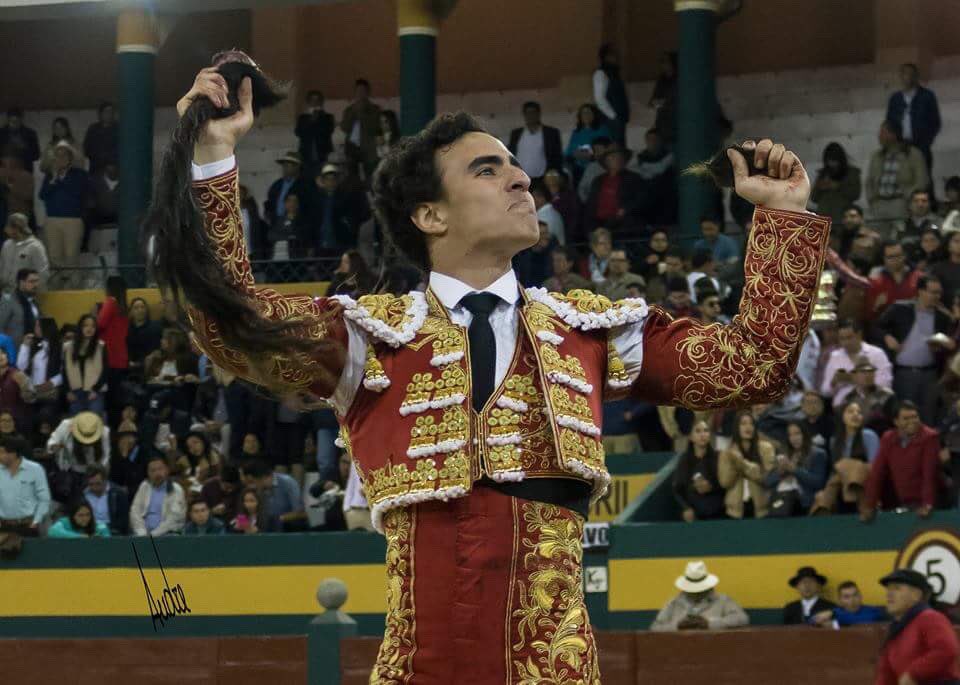 TorosRiobamba18's tweet photo. 2da de feria toros de Campo Bravo, bien presentados, de juego variado. Destacó el tercero ‘Lagartijo’, Nº 3, con 455 kilos, indultado.
Samper, ovación tras aviso y silencio tras dos avisos
Garrido, vuelta al ruedo y oreja
Galdós, dos orejas y rabo simbólicos y silencio tras aviso https://t.co/mo338aepDd