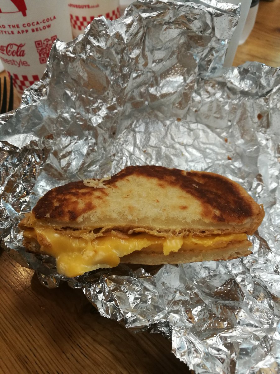 Eelem32's tweet image. According to @FiveGuysUK this is a grilled cheese sandwich. An upside down burger roll and a cheese slice #Rubbish #wasteofmoney