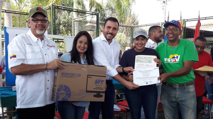 MHidrocarburos's tweet photo. 🇻🇪 #NOTICIA | @PequivenSA entregó 150 computadoras a la Alcaldía del municipio Bolívar en Anzoátegui - https://t.co/Nkeiv8lzIl  https://t.co/v3GRm0PnCn