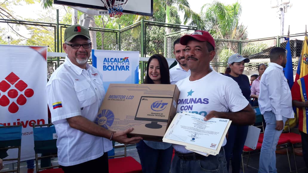 MHidrocarburos's tweet photo. 🇻🇪 #NOTICIA | @PequivenSA entregó 150 computadoras a la Alcaldía del municipio Bolívar en Anzoátegui - https://t.co/Nkeiv8lzIl  https://t.co/v3GRm0PnCn