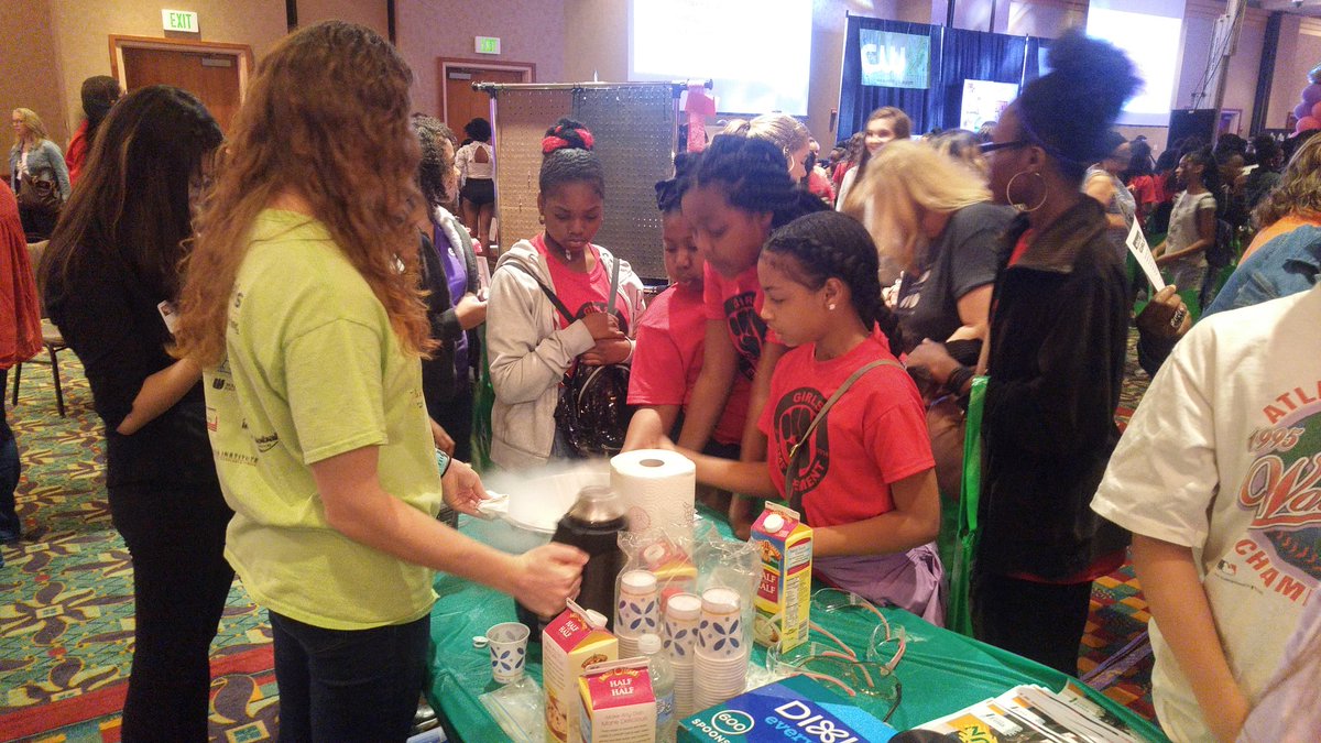 SMILECamporg's tweet photo. Liquid nitrogen ice cream brrrrrrrrrrr!!! #tothelab at Girls World Expo 2018!!! https://t.co/vMlXf0SVif