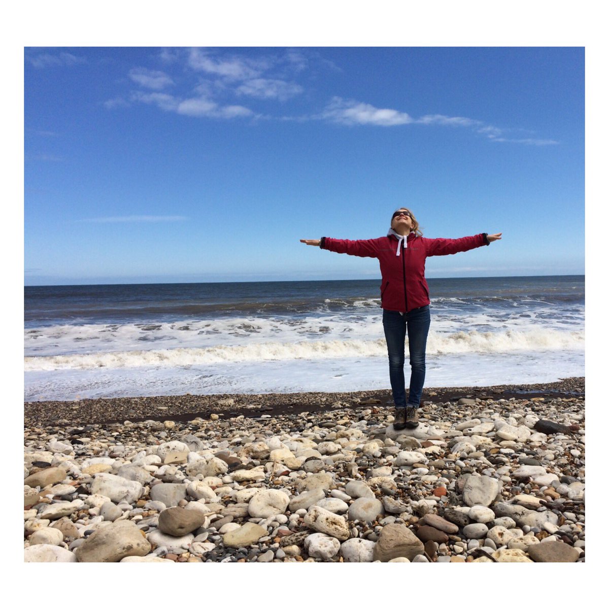 JessBrownArtist's tweet photo. Inspired by the Angel of the North! #angelofthenorth #easington #inspo #artprocess #skyandsea #pebbles #blue https://t.co/guIrpIfRhT