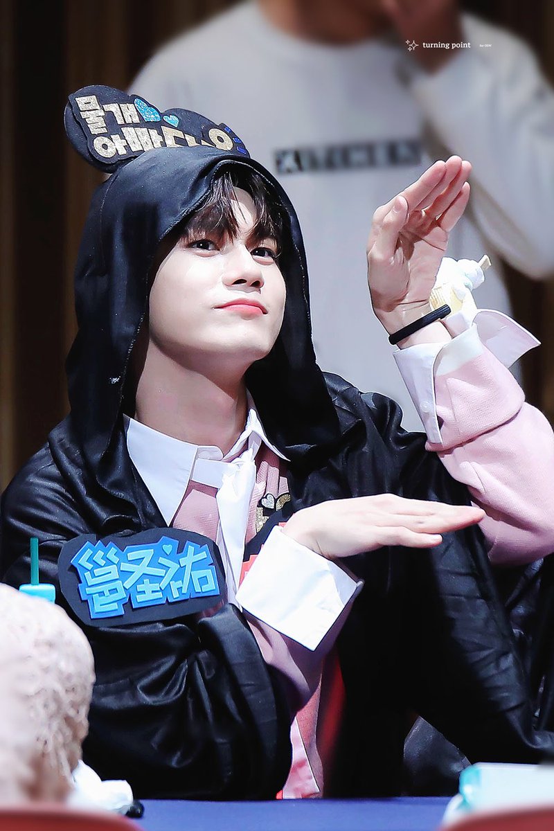 Ongpoint825's tweet photo. 구애구애♥️

#옹성우 #ONGSEONGWU 
#워너원 #WannaOne https://t.co/v99tU7nJdQ