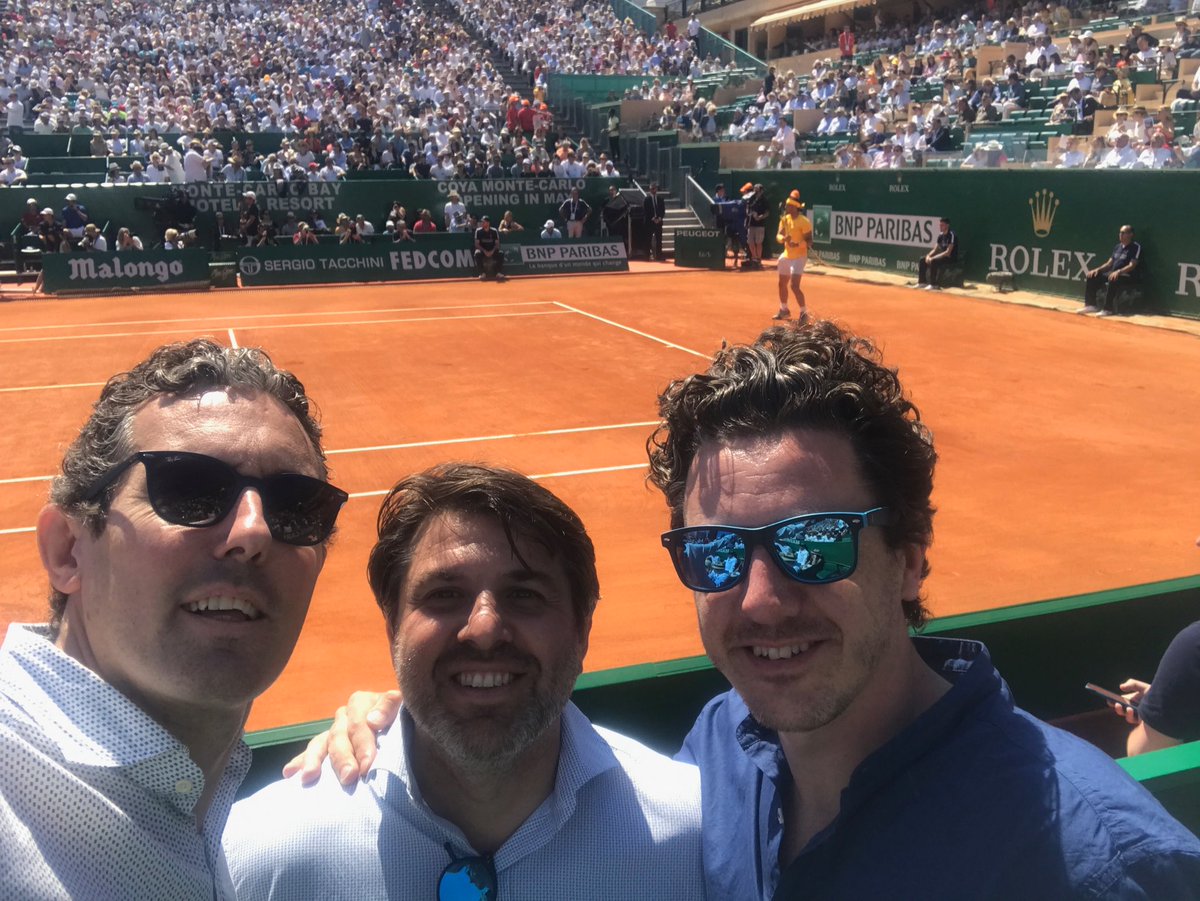 De los creadores de los bingueros y bienvenido mr marshall nace que hacen estos dos de San José de Valderas ( Alcorcon) viendo el tenis en Mónaco cuando lo más cerca de una red que han estado es en los castillos con sacos de patatas...