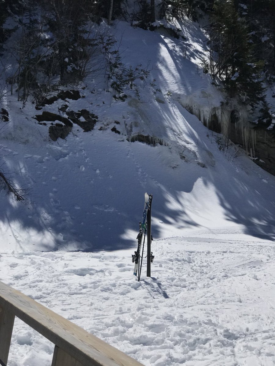 PunkyMark's tweet photo. Beautiful @MontSutton !! Journée pleins soleil ☀️ avec du #SkiQc incroyable pour un 22 avril !! Domaine skiable pratiquement à 100%... @Quebec_Ski @SportActivites @Zoneski https://t.co/HmAKw8oSb0