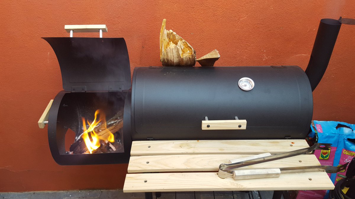 RandallSilver's tweet photo. Nieuwe BBQ in actie! Smokepit is goed op dreef, de ribbetjes liggen in de cooking chamber. Resultaat over minimum 90 minuten! #ribtime #barbecue https://t.co/t9b1yfWcYA
