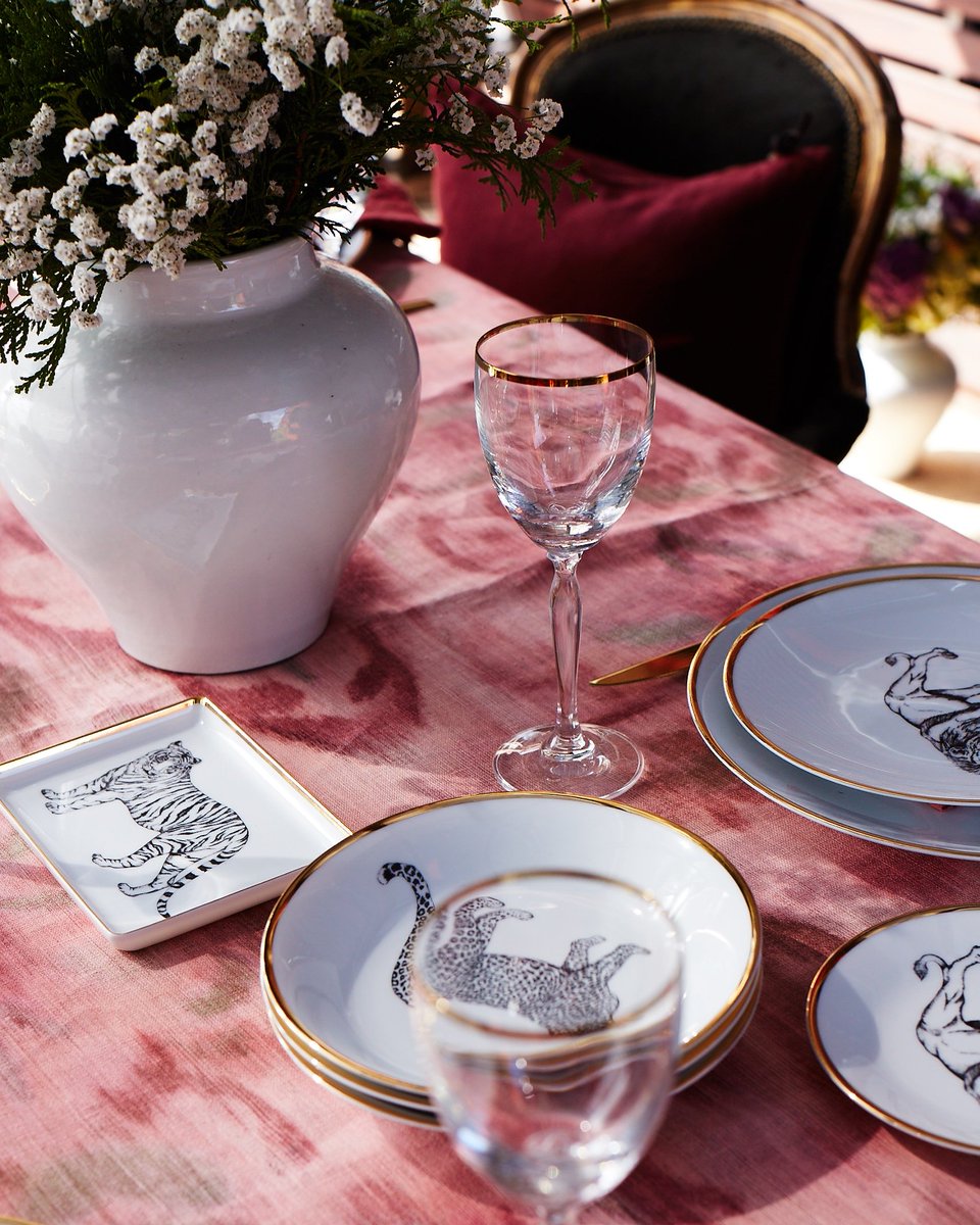 Sí a sentarme a la mesa de desconocidos, sí a aparecer en la puerta de viejos amigos y volver a bailar al son de nuestras vidas anteriores.

#travel #traveller #decoration #decorating #decor #decorate #decorhome #lodemanuela #collections #flower #green #spring #sunday