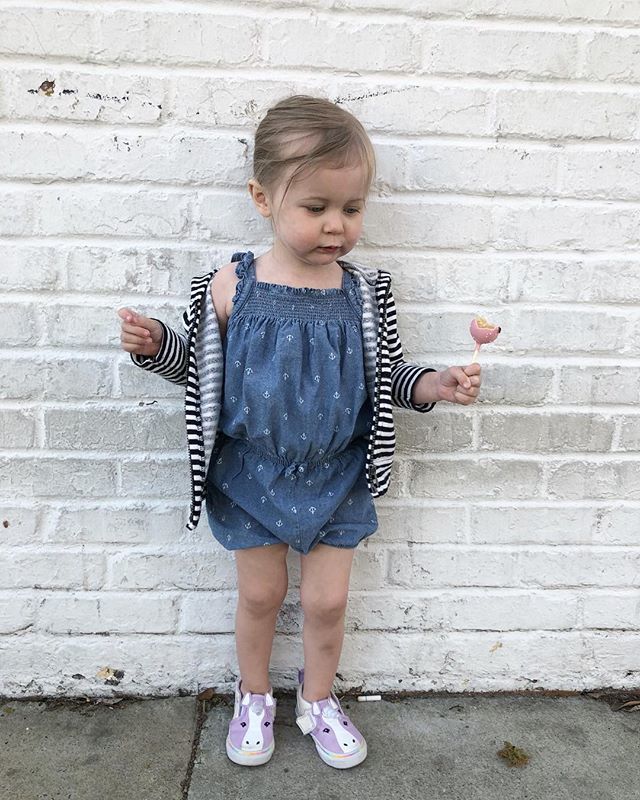 jenhatzung's tweet photo. Outfit goals. πππ This gals is beginning to be very opinionated about what shoes she wears!
#helloeleanorruth #elliewallpose https://t.co/Nq7UkEQeY3