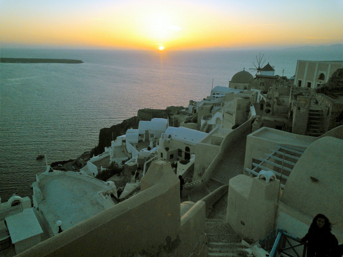 matkailublogit's tweet photo. #Santorini #Oia. Valkoisessa, rinteeseen rakennetussa silmä lepää. Lähes jokaisesta hotellista avautuu käsittämättömän kaunis maisema merelle ja huikea auringonlasku on se kuuluisa piste i:n päälle. https://t.co/DCBZlba0A9 https://t.co/tDNRx1tkdr