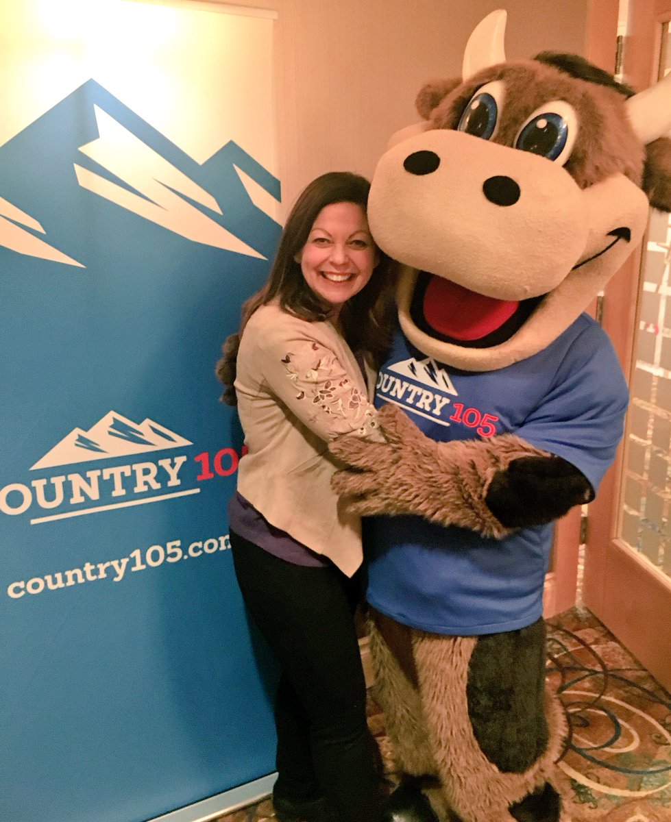 Robyn Adair of the @OddSquad giving Cash Cow a hug at the @KidneyMarch Expo at <a href="/DeltaCalgarySth/">Delta Calgary South</a> - come down and check out this amazing event, learn more, and register to walk in September!