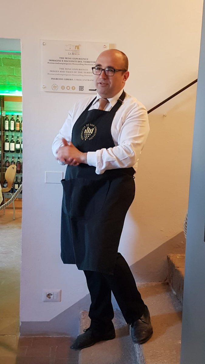 shareyoursangi's tweet photo. Andrea Chiti del Vernaccia di San Gimignano Wine Experience presenta il museo al piano terreno, dove ci sono brochure, una sala degustazione e un maxischermo.  #invasionidigitali #sangimignano #vernacciadisangimignano @invasionidigitali @vernacciasg @igerssiena https://t.co/ZgSzlFw0vb