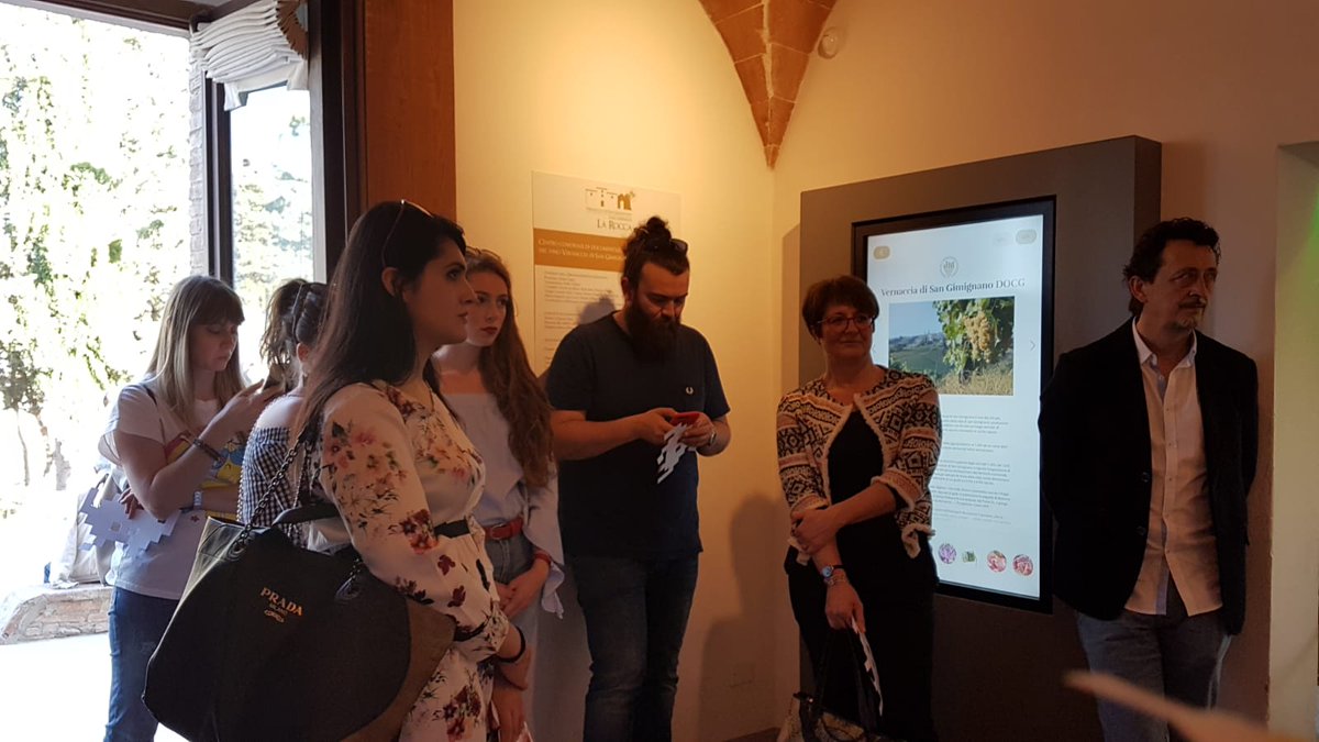 shareyoursangi's tweet photo. Andrea Chiti del Vernaccia di San Gimignano Wine Experience presenta il museo al piano terreno, dove ci sono brochure, una sala degustazione e un maxischermo.  #invasionidigitali #sangimignano #vernacciadisangimignano @invasionidigitali @vernacciasg @igerssiena https://t.co/ZgSzlFw0vb