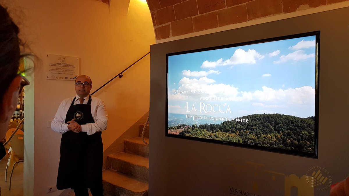 Andrea Chiti del Vernaccia di San Gimignano Wine Experience presenta il museo al piano terreno, dove ci sono brochure, una sala degustazione e un maxischermo.  #invasionidigitali #sangimignano #vernacciadisangimignano @invasionidigitali <a href="/vernacciasg/">Consorzio Vernaccia</a> <a href="/igerssiena/">Igers SIENA</a>