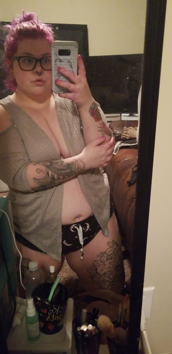SailorSammi's tweet photo. "Would any of my lovely followers be interested in purchasing a premium snapchat from my writer? If so this is her public snap. Oh and please retweet. It's only 10 bucks a month. And its 80 dollars for a yearly." https://t.co/OkR7kOa6wR