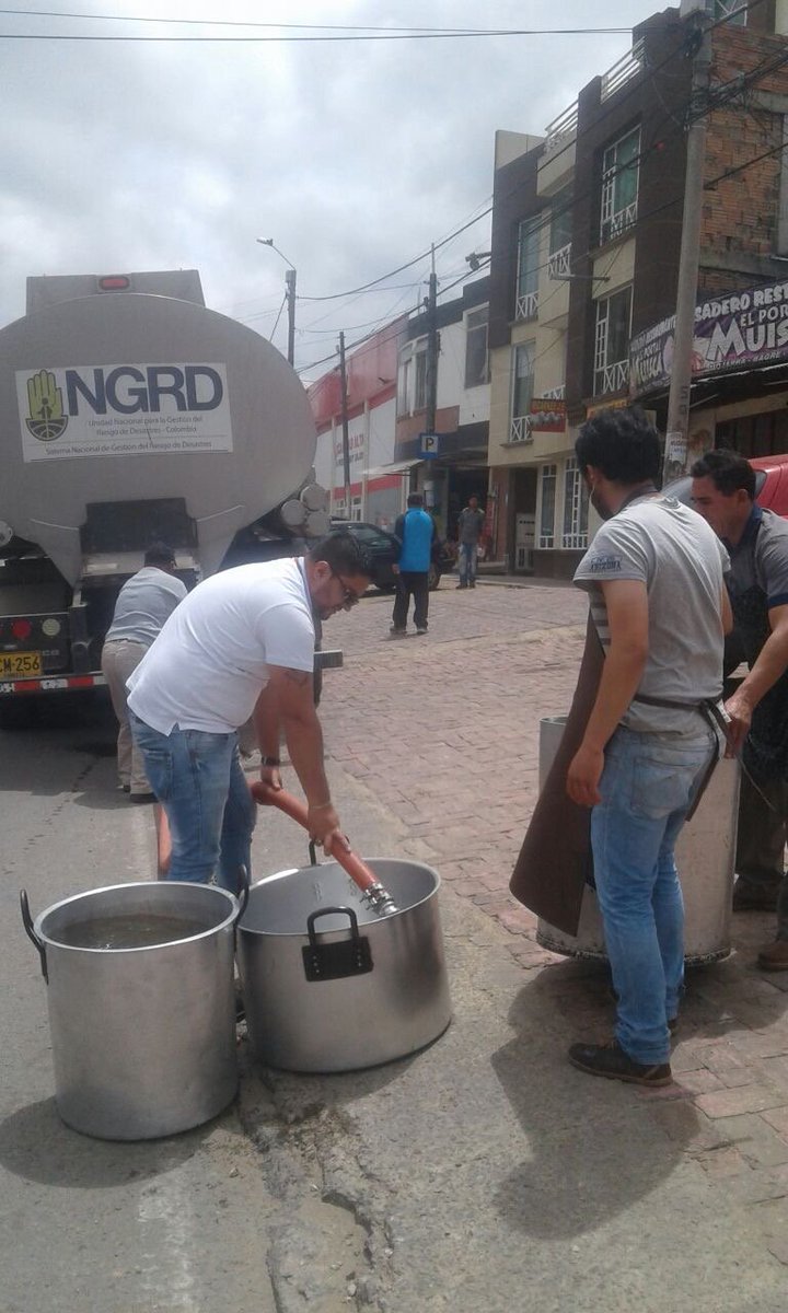 #AEstaHora carrotanques de @CDGRD_Boyaca suministran agua en el norte de la cuidad de Tunja donde se presenta desabastecimiento del líquido debido a un daño en la red de distribución en el barrio San Rafael.