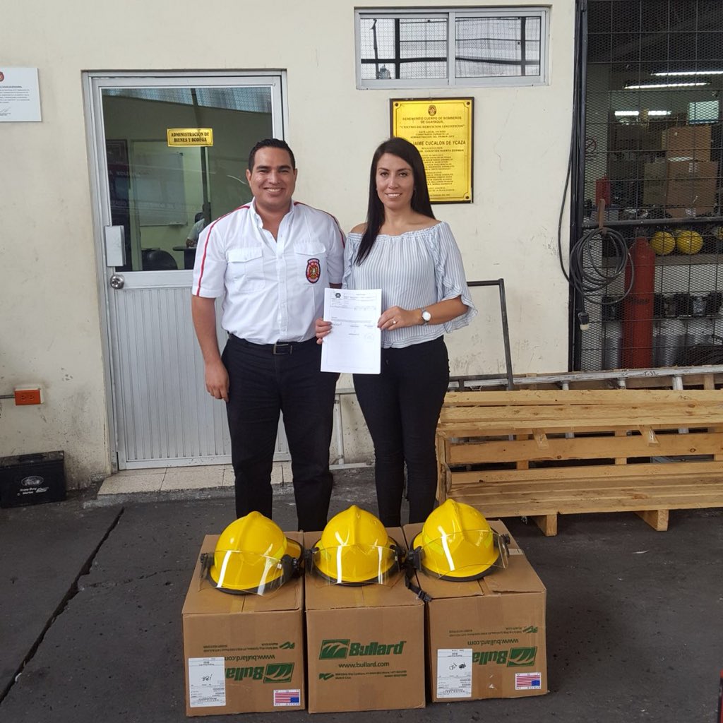 BomberosElPan's tweet photo. Agradecemos a @BomberosGYE por la donación de 10 cascos #Bullard para combate de incendios.
La entrega se realizó en la ciudad de #Guayaquil donde nuestra Primer Jefe @eliana_aracely firmó el acta de recibimiento de este valioso equipo. https://t.co/YjynDn4gvp