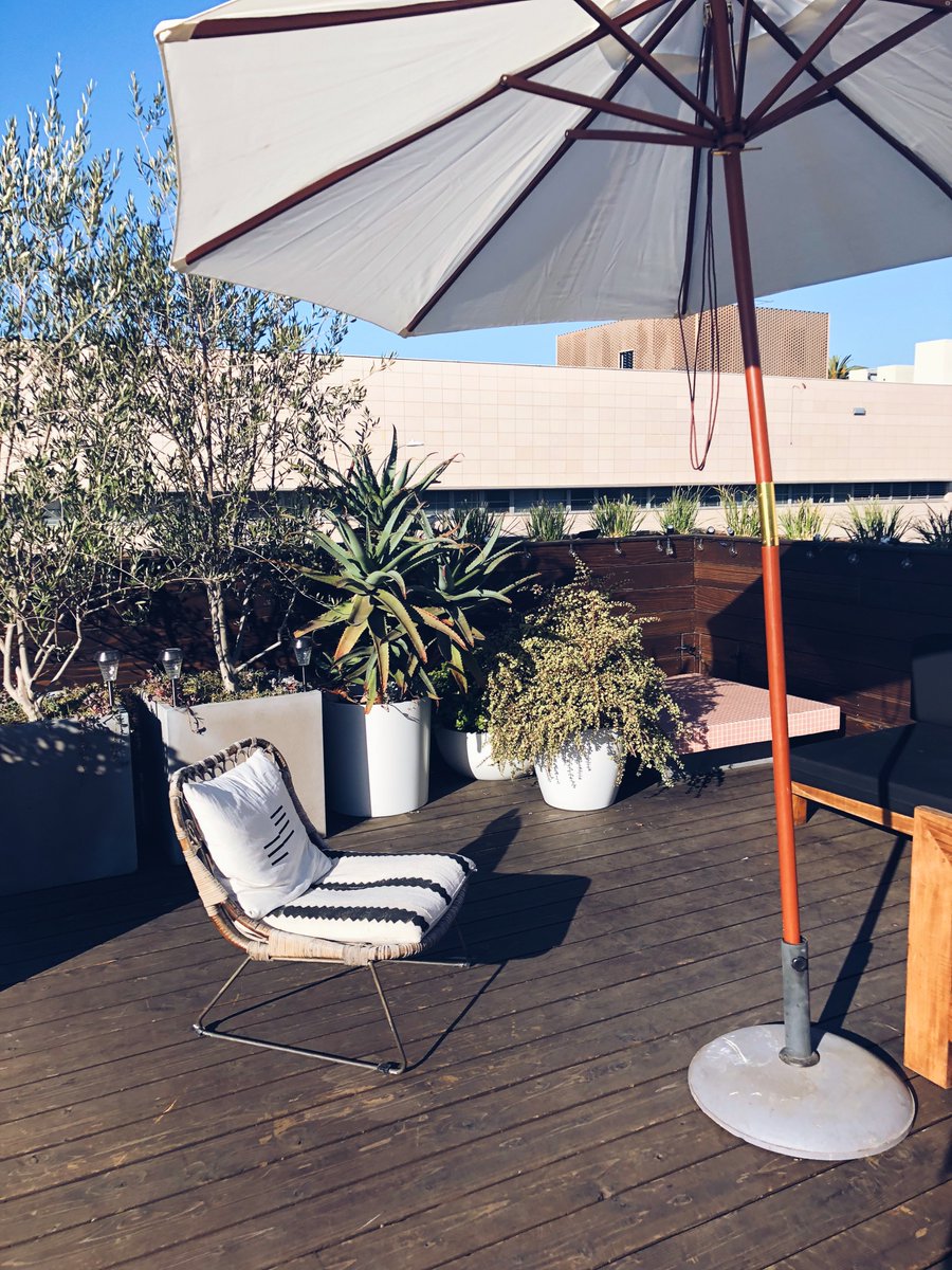 SoCalLifeMag's tweet photo. The best rooftops aren't always restaurants or bars. @REVOLVE on Melrose Ave. is a little pink hideaway and a great photo opp. Have you been? #losangeles #melrose #revolve #bestrooftops #socal #california #larooftops https://t.co/kborCEw3R3