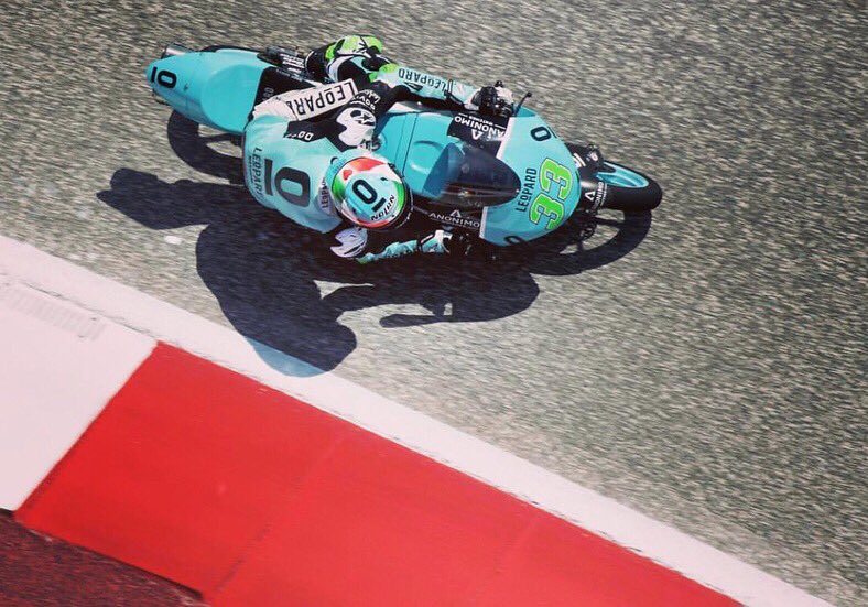 ValeYellow46FS's tweet photo. 🏁: Moto3 race
🥇 @88jorgemartin 
🥈 @eneabastianini 
🥉 @marcobez12 
Breathtaking race in Moto3 won by Jorge Martin, but 4 Italians finished behind him fighting until the last corner😱 
#Moto3
#ItaliansDoItBetter 💚⚪️❤️
#AmericasGP 🇺🇸 https://t.co/A2kHseGhAc