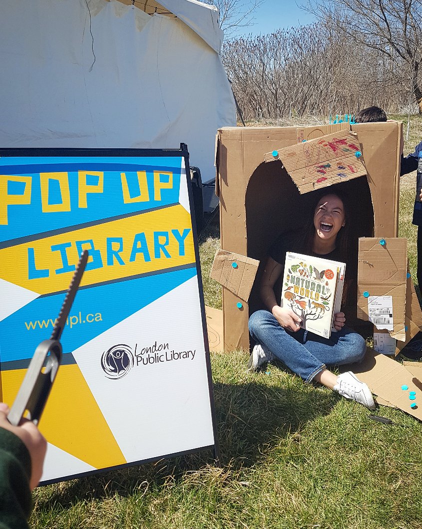 librarynmeg's tweet photo. Having too much fun at #trailsopenlondon for #EarthDay! @londonlibrary #ldnont building with cardboard! https://t.co/vRvmiPlUe3