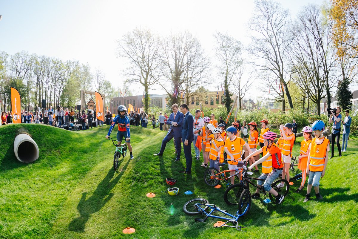 Erg blij met de inzet van BMX International <a href="/NielsBensink/">Niels Bensink</a> tijdens de opening van de <a href="/koningsspelen/">Koningsspelen NL</a> op natuurspeelplaats De Groene Wig Twello. Fijne samenwerking met topsporter uit onze eigen <a href="/gemeente_Voorst/">Gemeente Voorst</a> #Tokyo2020 (foto's oa Bibi Veth en Gerdi van Beek)