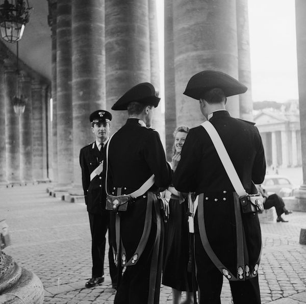 #Roma meravigliosa 1955 #colonnato #GianLorenzoBernini a #piazzaSanPietro #carabinieri con #tricorno  #laGrandebellezza @TrastevereRM @SaiCheARoma