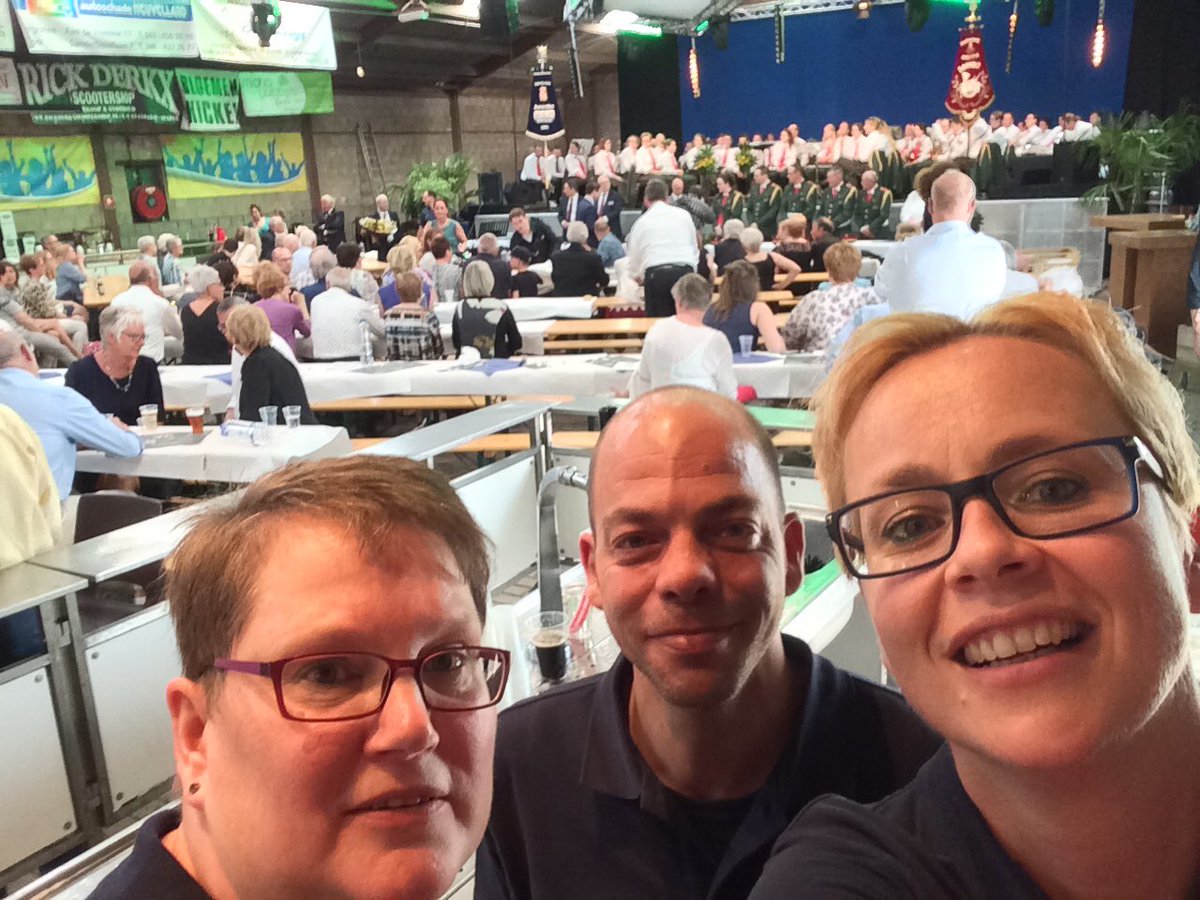 #Dichtbij team Heuvelland van #RabobankCentraalZuidLimburg met Roy Bessems en Bertie Mares vandaag als vrijwilligers aanwezig bij de Jubileumviering van de Hei op feesten (30 jaar) en Harmonie Amicitia (125 jaar) in #Banholt