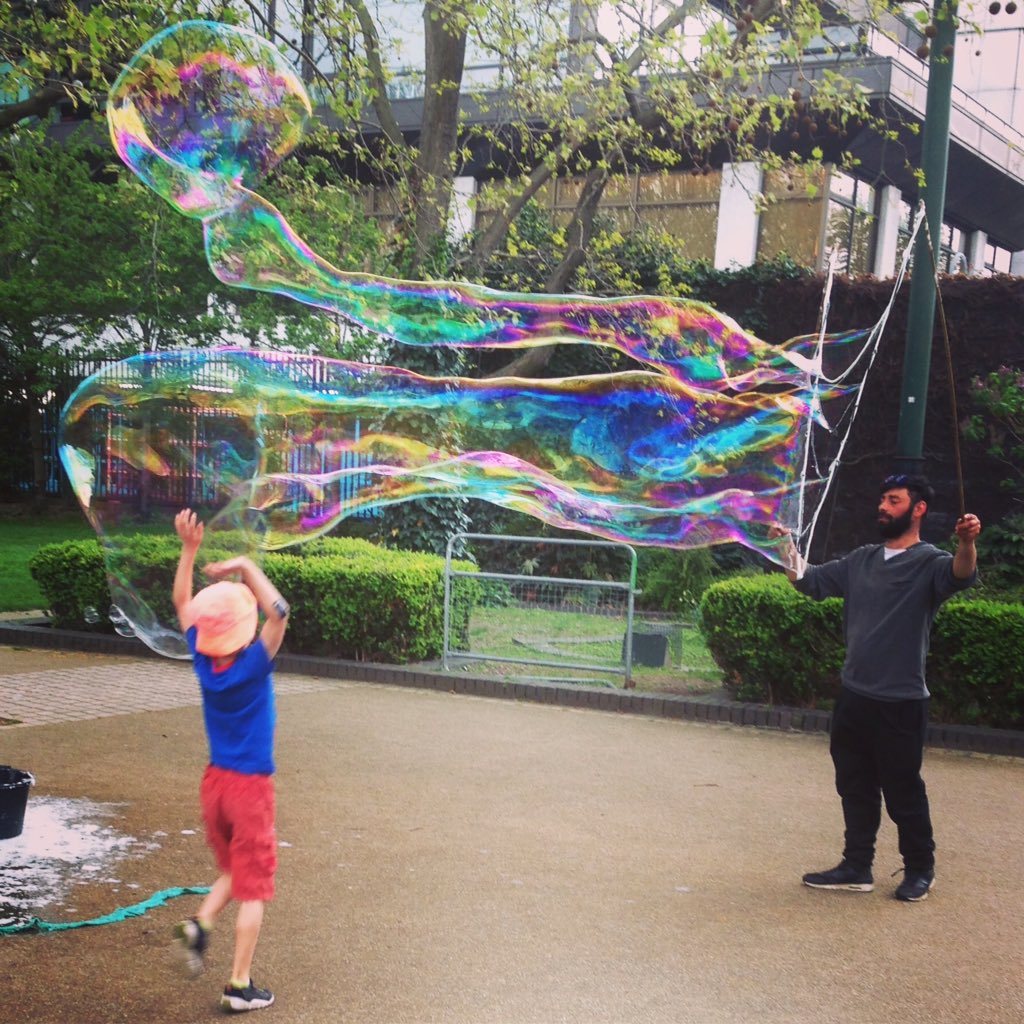neilrholloway's tweet photo. #bubbles #southbank #london https://t.co/18ikVT60Lx