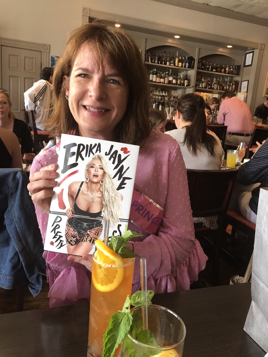 mQsmalley's tweet image. got my mom @erikajayne ‘s book for her bday and she loves it! 😻 #PrettyMess