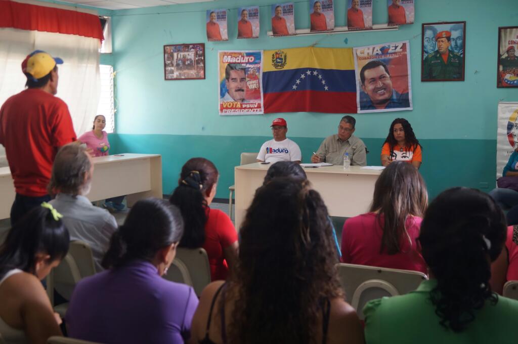 AlcOrlMiranda's tweet photo. Llegamos a escuchar al Pueblo en los sectores de la Comuna Corazón de Chavez en compañía de mi @PartidoPSUV https://t.co/9wU0CpxHD2