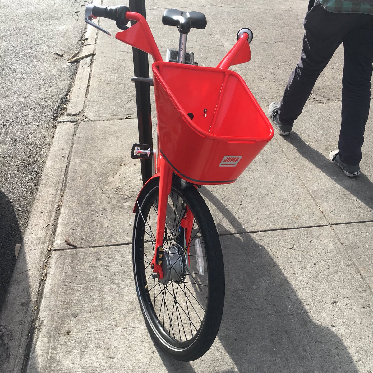 D00RZ0NE's tweet image. Another @jumpbikes @SocialBicycles sighting in Brooklyn. #beltdrive #sweetdropouts