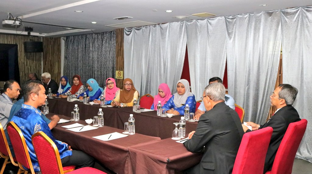 MINDEFMalaysia's tweet photo. KSU DS @arahimradzi meluangkan masa bersua Pegawai Tadbir Awam (PTA) @MINDEFMalaysia Negeri Kelantan & Terengganu sempena Majlis Anugerah Perkhidmatan Cemerlang 2018 & Jasamu Dikenang Kementerian Pertahanan Peringkat Negeri Kelantan & Terengganu.
#APCMinDef2018 https://t.co/eH91hku1Tg