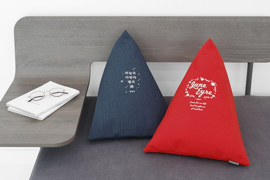 알라딘 5월 특별 선물, 메모리폼 책베개 &amp; 리넨 책쿠션! 문학 작품과 피너츠 친구들로 디자인된 푹신푹신한 메모리폼 책베개와 리넨 재질로 만든 삼각 책쿠션! 따뜻한 봄, 책베개 &amp; 책쿠션으로 편안한 독서를 즐겨보세요! 커버와 안감이 분리되어 세탁도 편리합니다. bit.ly/2HUNAri
