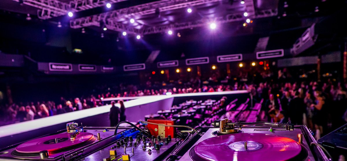 DJRnB_'s tweet photo. Lights Camera Action at IIDA Product Runway #iidaproductrunway2018  #lgeventpro @lgeventpro https://t.co/xEpwc10cxK