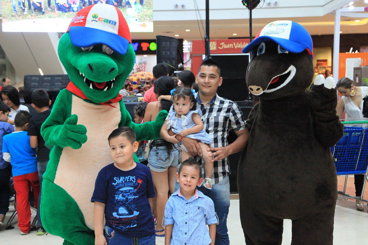 CAMHUILA's tweet photo. Con actividades lúdicas, recreativas, entrega de árboles y charlas educativas sobre la protección d los recursos naturales, con nuestros amigos #Magolo (Caimán del Magdalena) y #Poncho (Danta de Montaña), celebramos el #DíaNacionalDelÁrbol en Centro Comercial SantaLucia d #Neiva https://t.co/ZcUwcblZyB