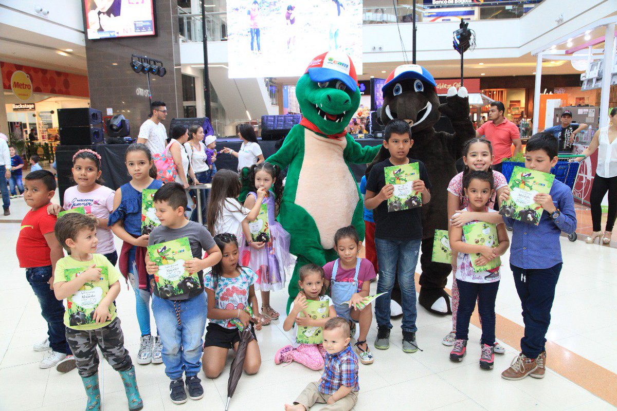 CAMHUILA's tweet photo. Con actividades lúdicas, recreativas, entrega de árboles y charlas educativas sobre la protección d los recursos naturales, con nuestros amigos #Magolo (Caimán del Magdalena) y #Poncho (Danta de Montaña), celebramos el #DíaNacionalDelÁrbol en Centro Comercial SantaLucia d #Neiva https://t.co/ZcUwcblZyB