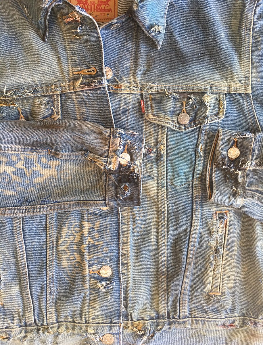 RobynJLevy's tweet photo. #sleeves #distresseddenim #EXCLUSIVE to #levis #customjackets by #robynlevy email: denimSOULinfo@gmail.com https://t.co/lxFabJpPkW
