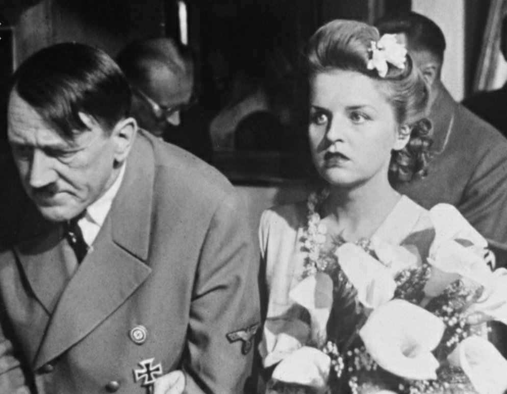 Энэ өдөр түүхэнд
1945,04,30-нд 

Германы удирдагч 56 настай Адольф Гитлер эхнэр 33 настай Ева Браун хамтаар хорогдох байрндаа амиа хорлон нас баржээ.
Тэд амиа хорлохоосоо хэдхэн цагийн өмнө гэрлэж байсан бна
Энэ үед Зөвлөлтийн "Улаан арми" Берлин хотод ороод ирчихсэн байсан үе юм