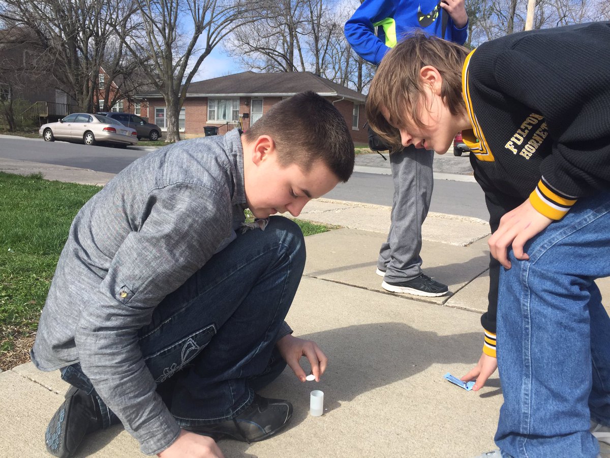 MrsDavisonFHS's tweet photo. After watching October Sky we were inspired to launch our own Alka-Seltzer rockets!  🚀Who knows, maybe the next @NASA scientist is in this mix! 👩🏼‍🔬👨🏽‍🔬 Also, just a great way to relax and have fun after some stressful MAP testing! #fmsteach https://t.co/OycDl94GZo