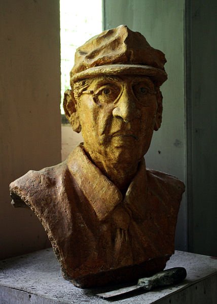 dumindaxsb's tweet photo. #ThankYouLester

Bust made by a student at the Craft Training School at Bataleeya.  Photo: Denish C. #lka https://t.co/n11DTxFVRN