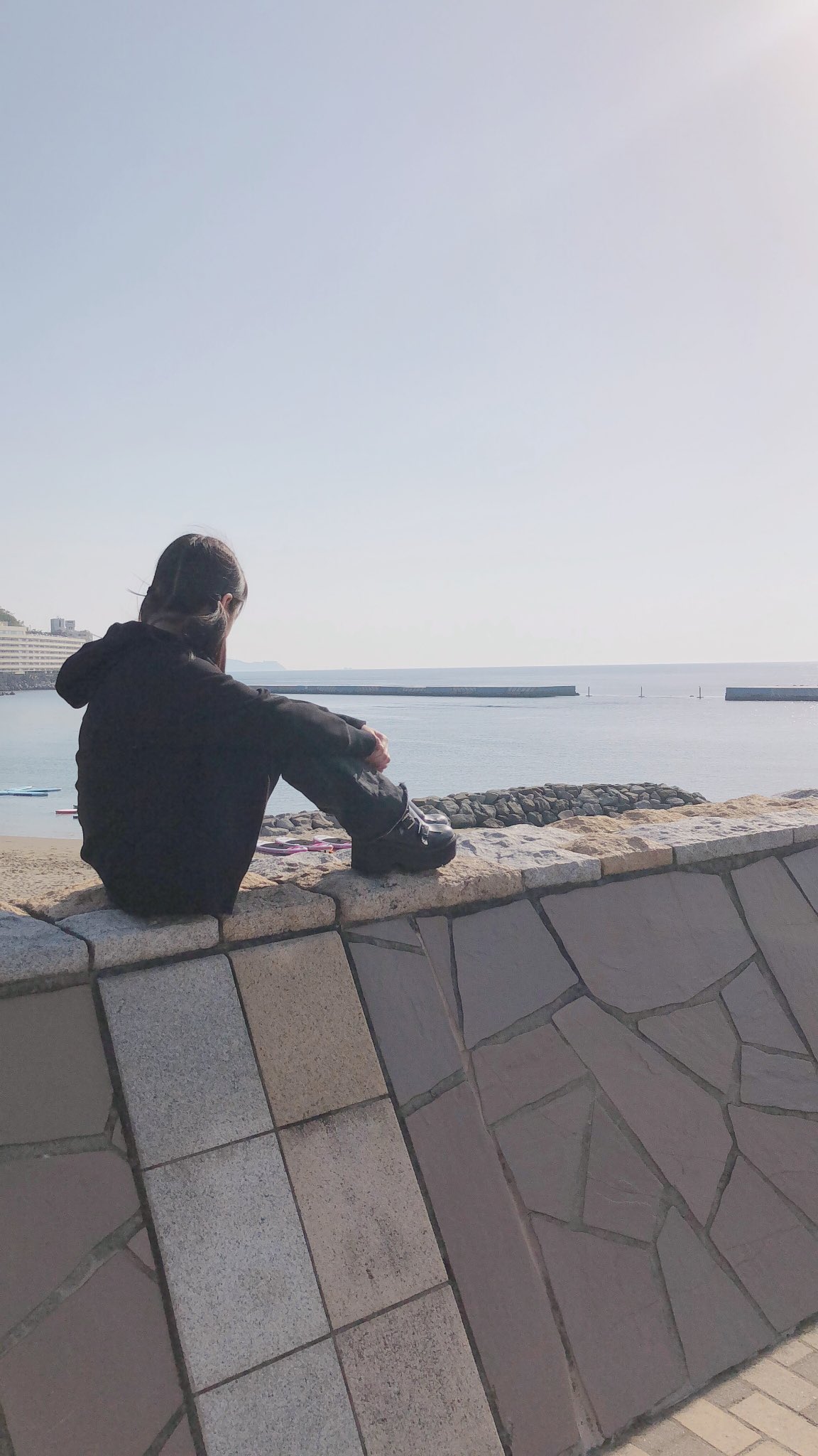 山出愛子 おはようございます 熱海に行ってきました 初めての熱海で ものすごく天気が良くて幸せでした 私は 日焼け止めを塗ってもすぐ黒くなるので 昨日は影のところ以外は長袖のパーカーを着てレッツゴー だのになぜー ちょっと日焼けし