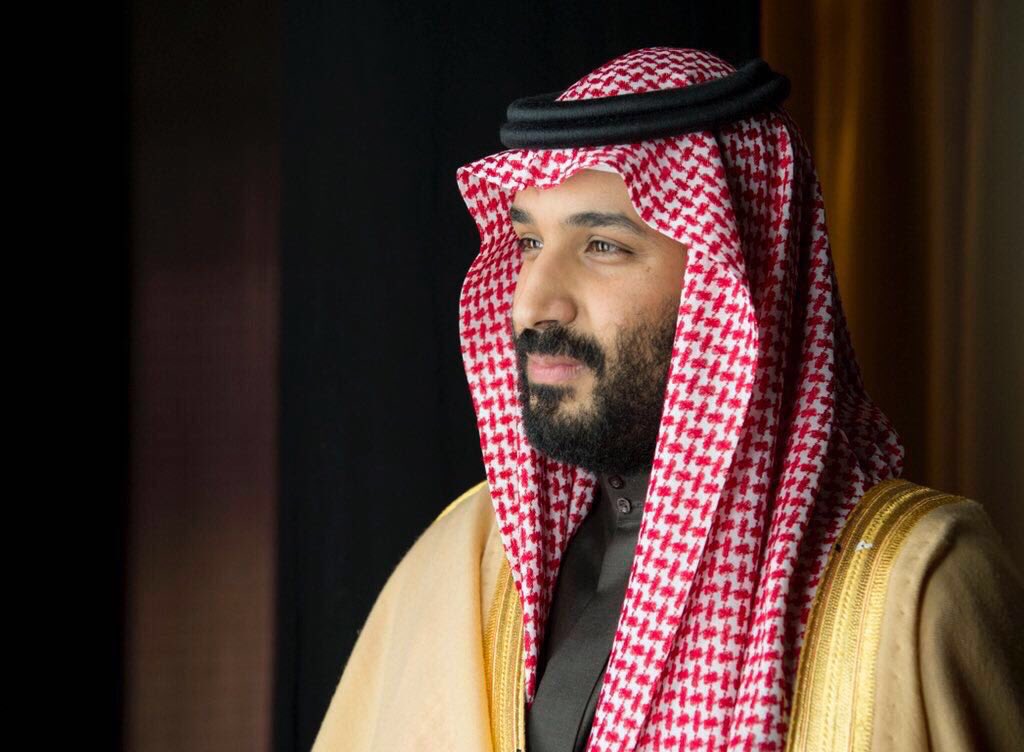 شق الصخر، شيَّد البنيان،
وحوَّل على الكايد وهدَّه..
والله ما للعمل عنوان؛ 
غيره ولا في العطا ندَّه..
هذا متى عسكر الدخان،
جاه العدو صاغرٍ خدَّه..
يكفي "محمد" فخر وإحسان:
يبني البنا وغيره يعدَّه

#بدر_بن_عبدالمحسن