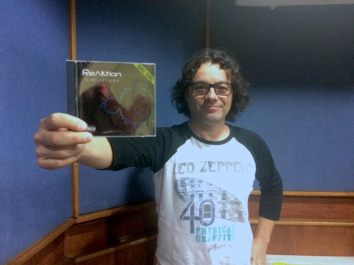futurofm's tweet photo. Con @mandidoctor, despedimos abril a todo #RockChileno. Comienza el Show del Dr RocknRoll en Futuro https://t.co/YgvMyvbd2Z https://t.co/MOPkOvpXdB