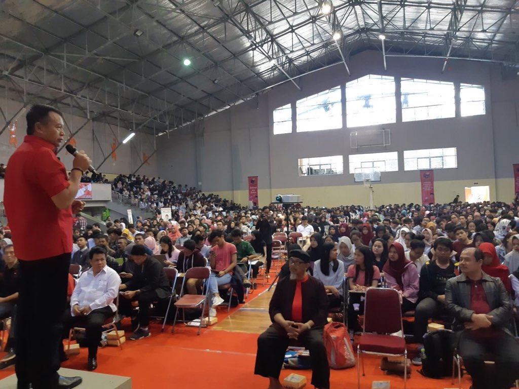 evndari's tweet photo. Ini terjadi kemarin di Bandung, kang TB Hasanudin menyapa peserta #TryOutM3TAL2018 #TryOutPDIP2018 #TryOutSBMPTNPDIP2018 rapi tertib, penuh kepedulian kepada para millennial yg sdg fokus membangun masa depan mrk dan bangsa. No violence. π€πΎ is peace bro https://t.co/yIgHBRWsgC