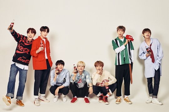 newsen_t's tweet photo. 방탄소년단, 러시아월드컵 캠페인 모델 발탁 https://t.co/ewWzVNJHx2 https://t.co/gsiHsHqW7X