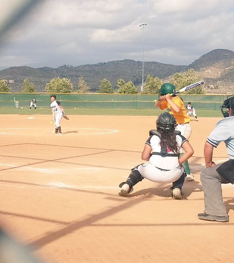 Lindavv5's tweet photo. Just watching some softball, Lily pitching and Reina catching, great game 👧🏽❤️⚾️#firecrackersvenegas #tcs #aprilsfinest @ondecksoftball https://t.co/GtpEbpNeQy