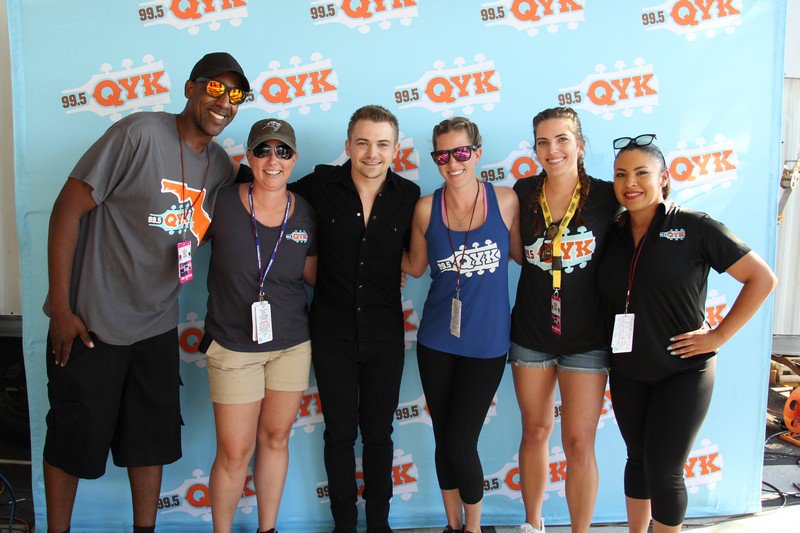 995QYK's tweet photo. PHOTOS: Meet & greet with @HunterHayes backstage at #Bay2Beach: https://t.co/oxiGycQFVZ #B2BFest https://t.co/NnGchDSYvy