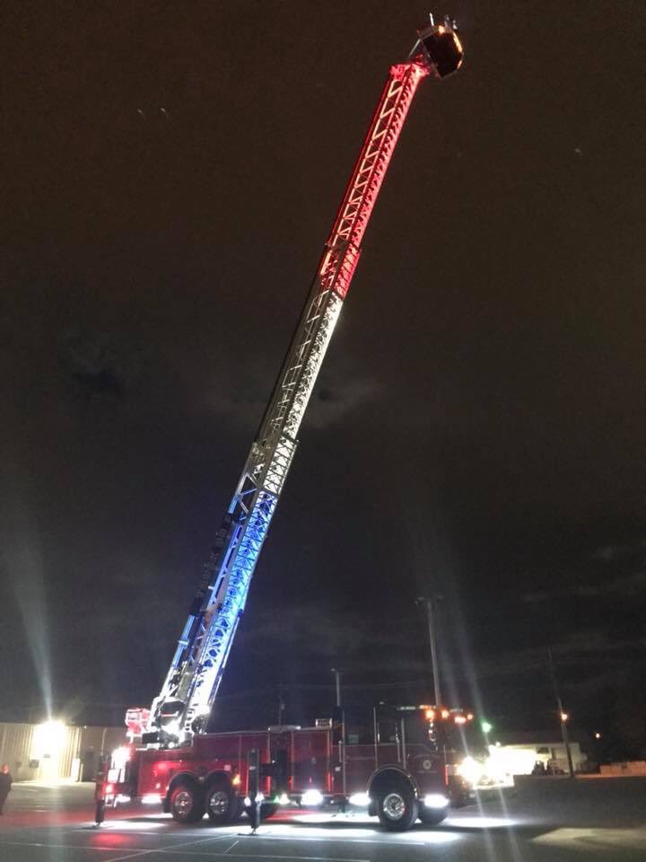 ShipFire's tweet photo. #SFDtraining got more colorful this week! Nighttime training on the new Truck 53. @CVHose53 https://t.co/bL5lA4p1Nl