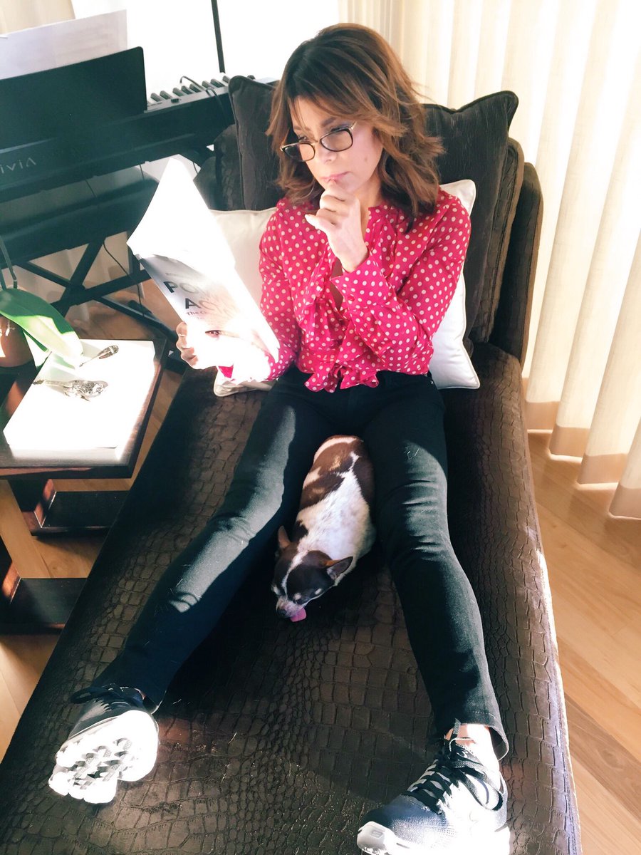 PaulaAbdul's tweet photo. Some days are made for reading &amp; RELAXING!!! Its amazing how fast you can finish a book if you read for 15 minutes a day. Don’t have 15min? How about 10? 5? Set a timer if it helps. The point is to START. How can there be progress if there’s no BEGINNING??? xoP #SundayFunday https://t.co/9NesA8cwij