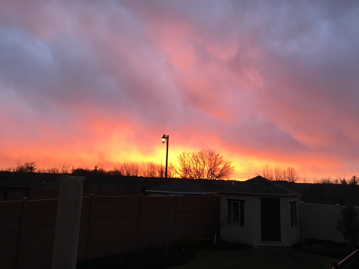 SteveDesroches's tweet photo. Amazing sunset over #Barrhaven https://t.co/X1W2oSv8Z5